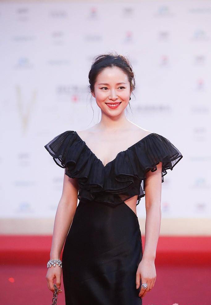 江一燕大秀美背,身材比例绝了!网友:侧颜无敌美_娱乐_明星_头条