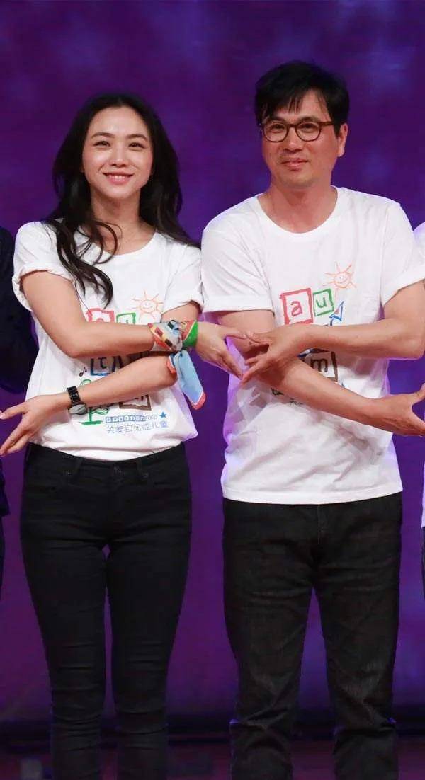 其实,中韩结合的例子也不少,比如戚薇和李承铉,为了照顾戚薇,李承铉更