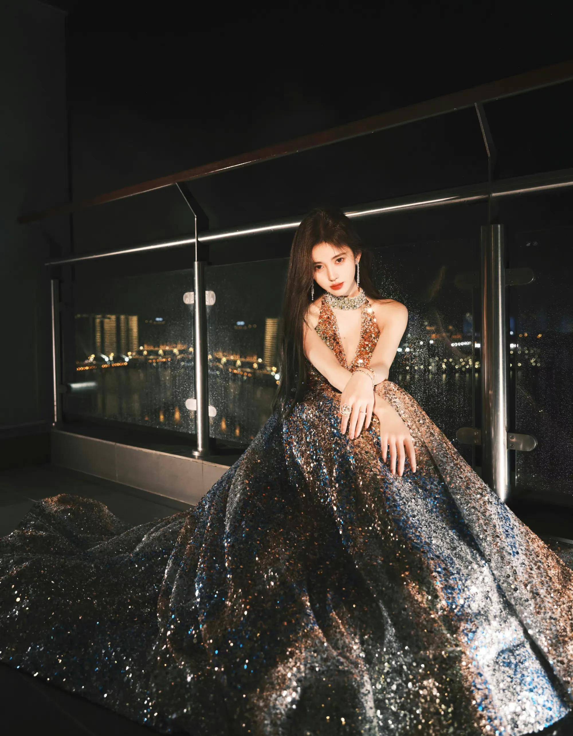 鞠婧祎鎏金露背长裙造型,深v设计显性感,一身亮片高贵又美艳_夜色