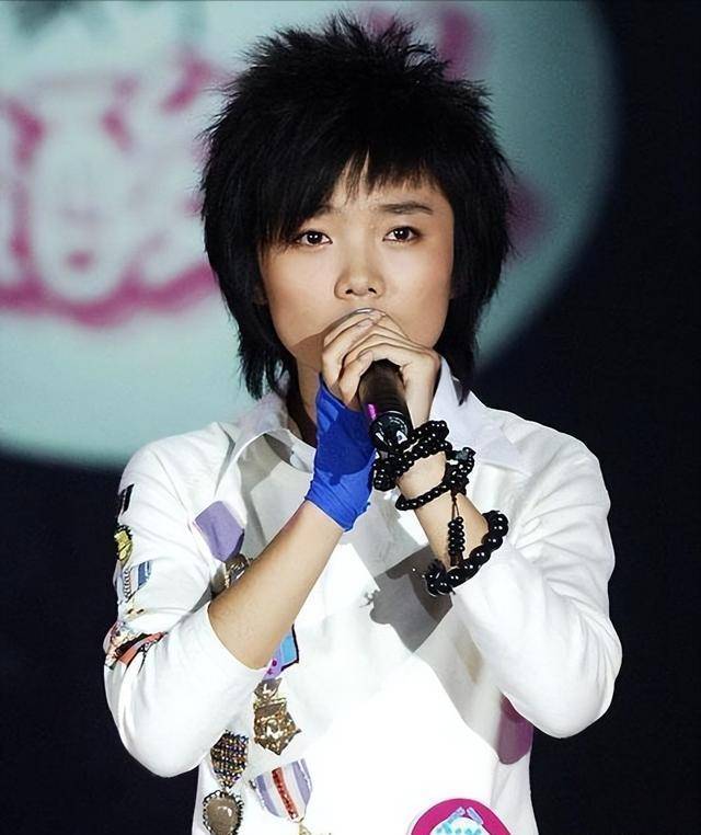 原因有很多,主要是许飞的性格比较冷淡,她的大部分比赛都是她自己的