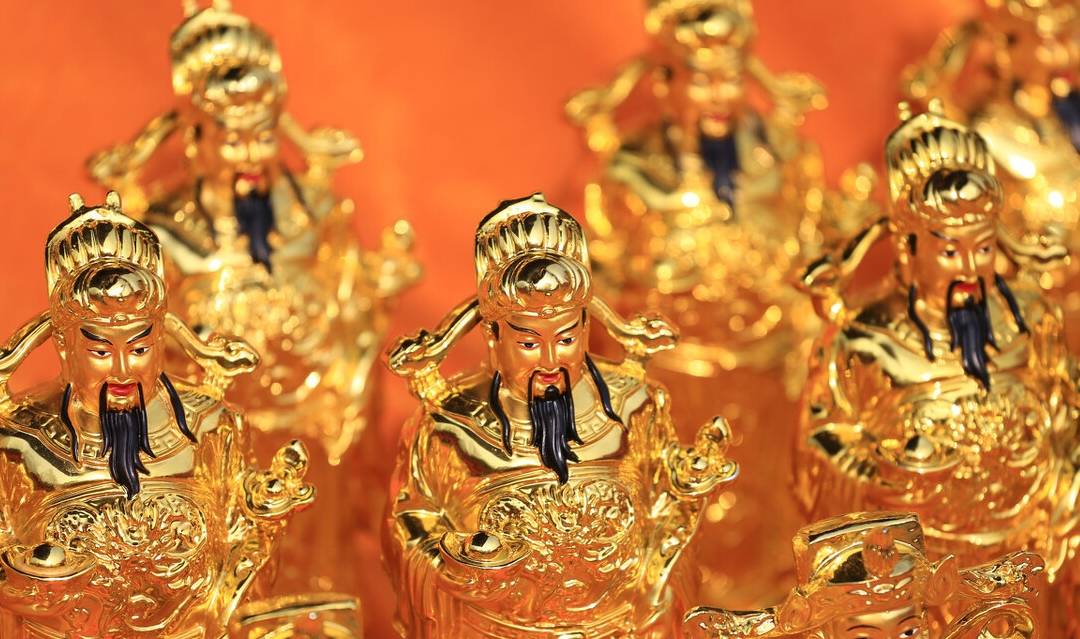 湖北襄阳:广德寺庙会现百尊财神金像金光闪闪那么,你近期能否抓得住