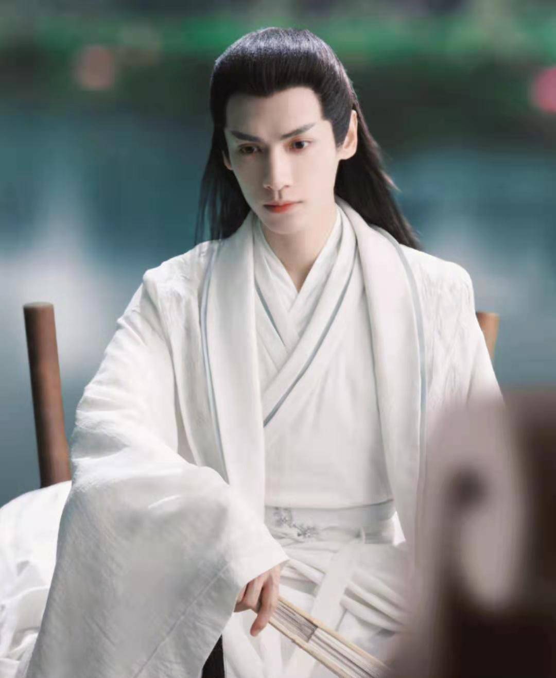 于朦胧,虽然也不知道讨好他能获得什么,但是爆料人声称罗云熙因此被