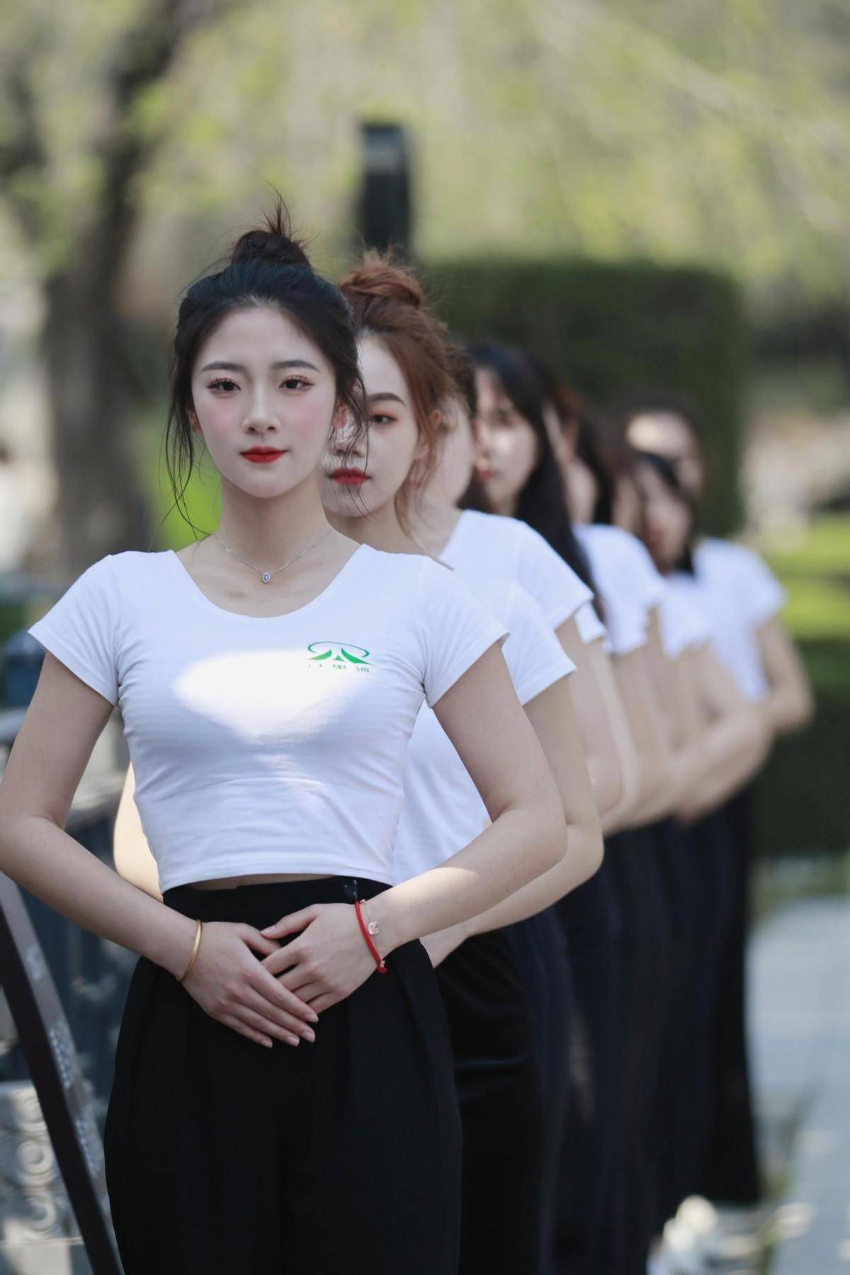 "瑜"见八里河 绝代有"伽"人 百名美女齐聚安徽八里河练瑜伽_旅游区