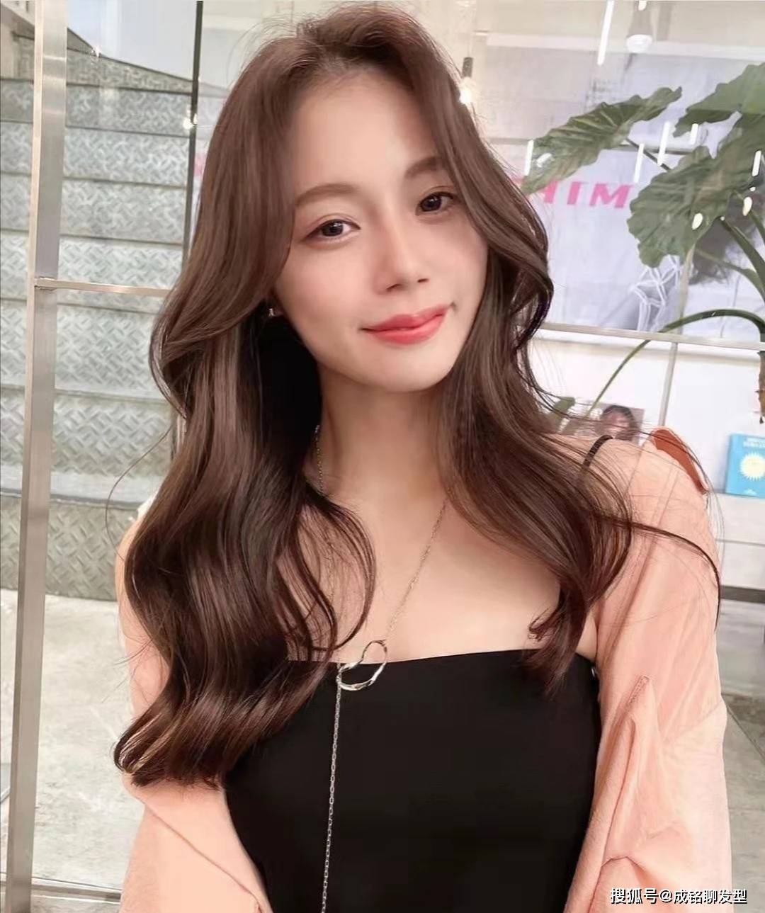 这三款"网红"发型正流行,时髦耐看又高级_卷发_发丝_女性