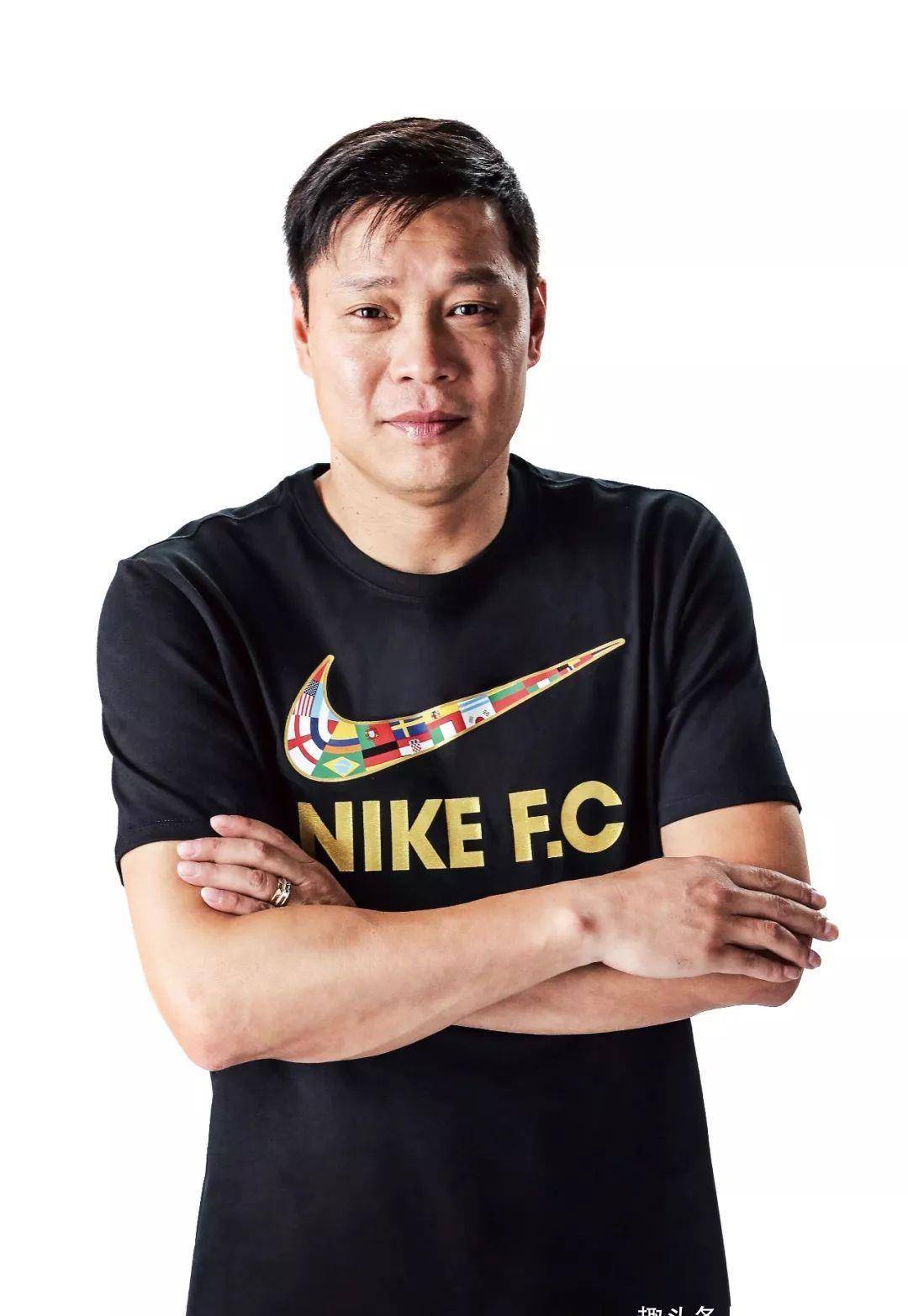 范志毅与球迷比腿长,肌肉紧致美丽好,背后多层豪宅瞩目_张梦瑾_女儿