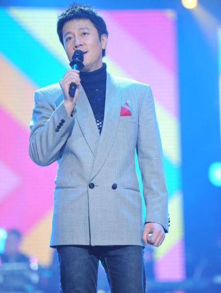 蔡国庆晒全家福照片,与10岁儿子粘贴复制!