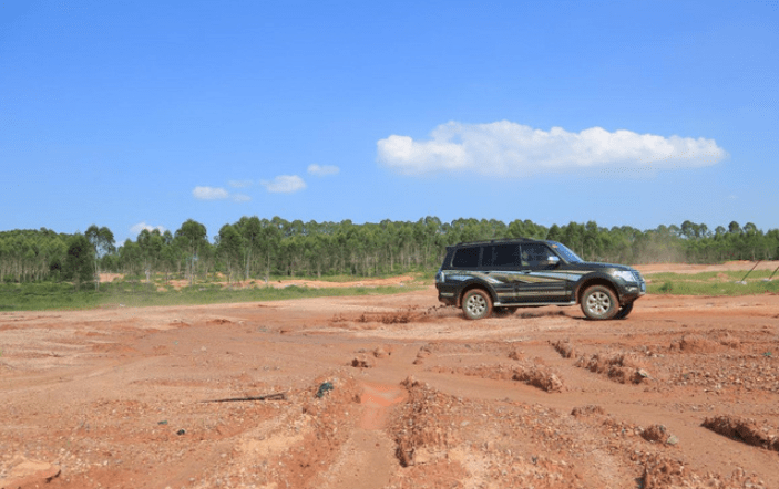 驾车通过泥泞路段时要注意什么(二)_搜狐汽车_搜狐网