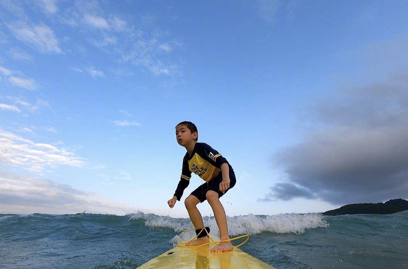 杜江晒与儿子冲浪画面,7岁嗯哼救生衣都没穿,彰显运动天赋_霍思燕