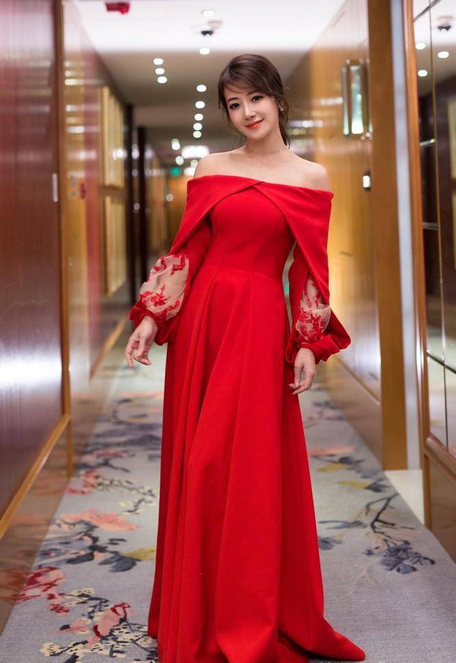 陈紫涵的一双笔直大长腿让人移不开视线_娱乐_明星_头条