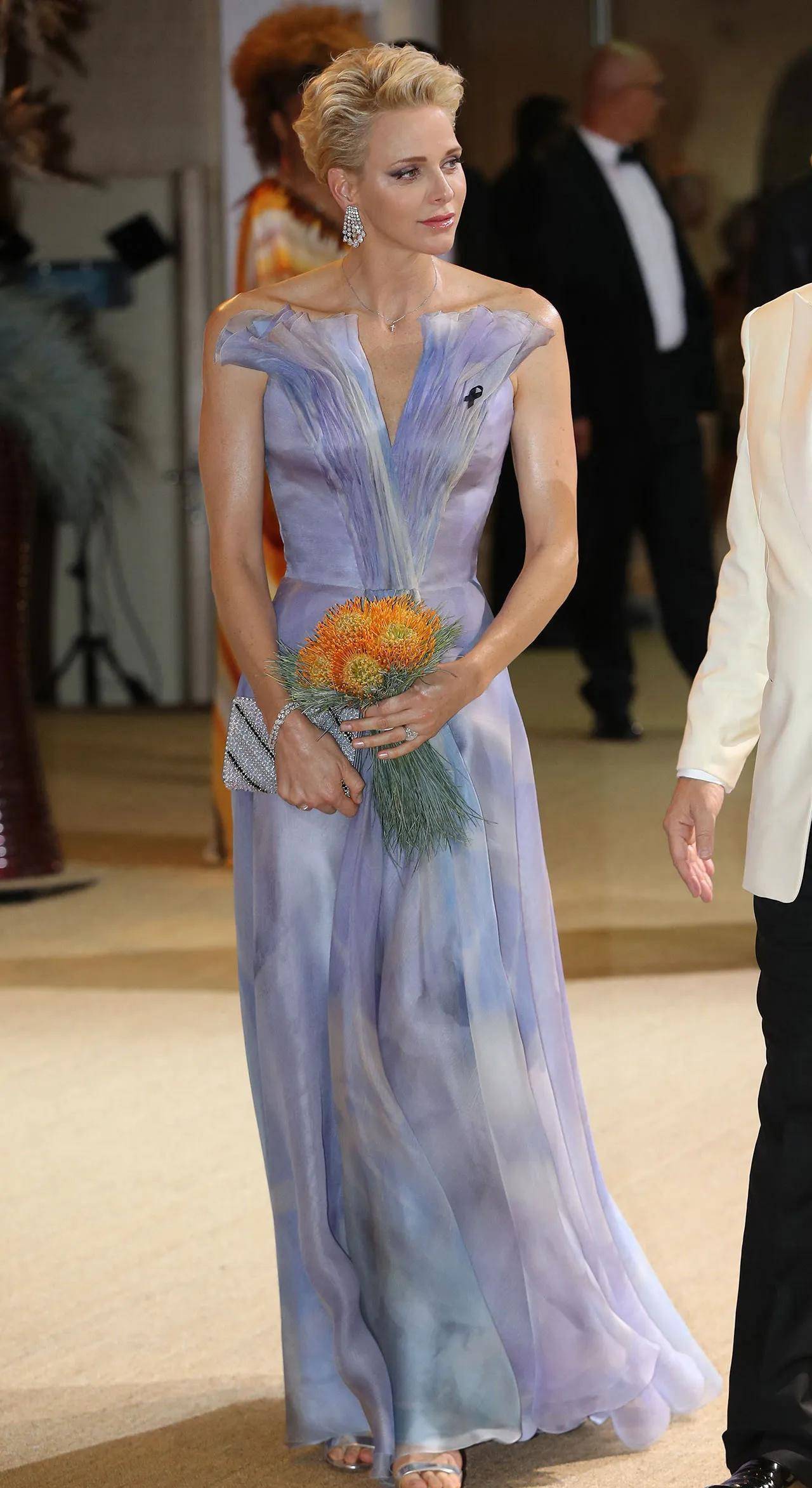 摩纳哥夏琳王妃,一位从专业运动员到引领全球时尚的优雅王妃_造型