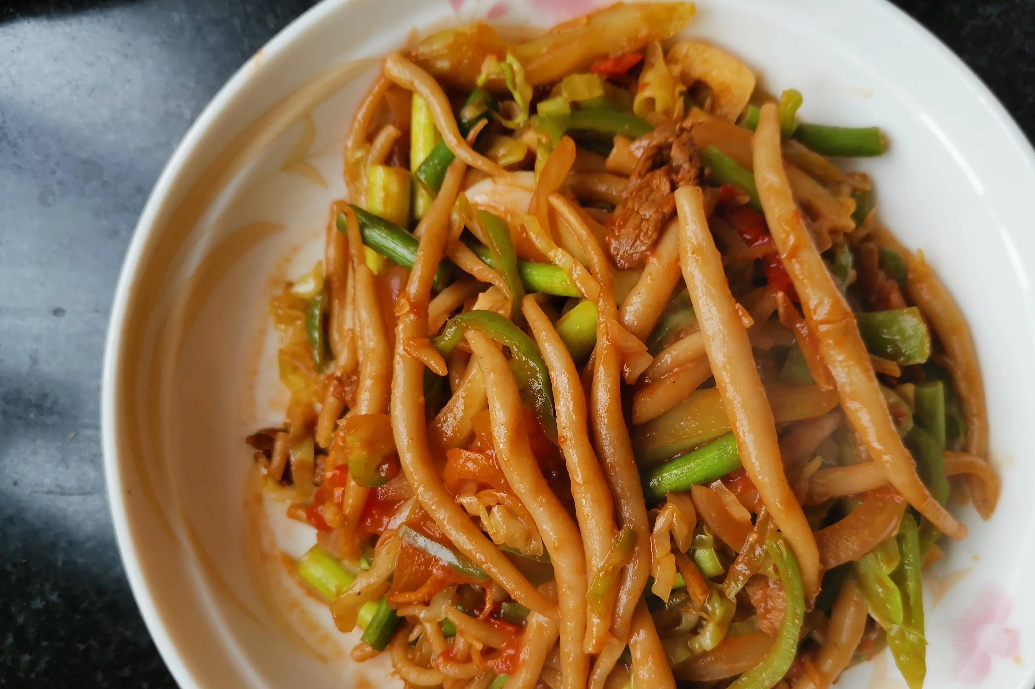 蒸十分钟今天,第一次试做了炒莜面鱼鱼,用开水汤面,揉好后,用掌心搓