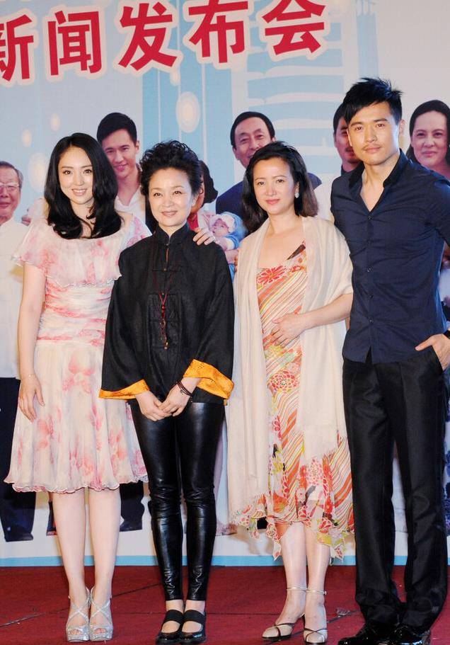 何晴发福却风韵犹存!58岁满身赘肉穿紧身衣,细腰肥臀惊艳所有人!