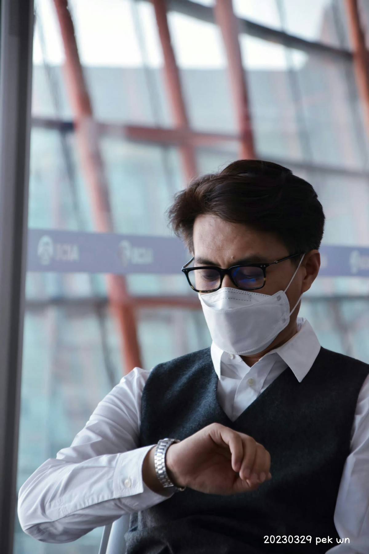 "央视脸"穿西装走红毯好帅,这回没有官味了_造型_领导_衬衣