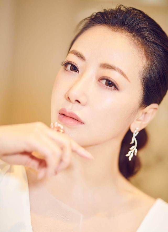 时尚女星陈紫函身穿白色深v长裙,依然保持时尚身材_年纪_写真_设计