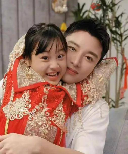 贾乃亮为10岁甜馨庆生,称女儿是自己软肋,父女贴脸合照温馨有爱_照片