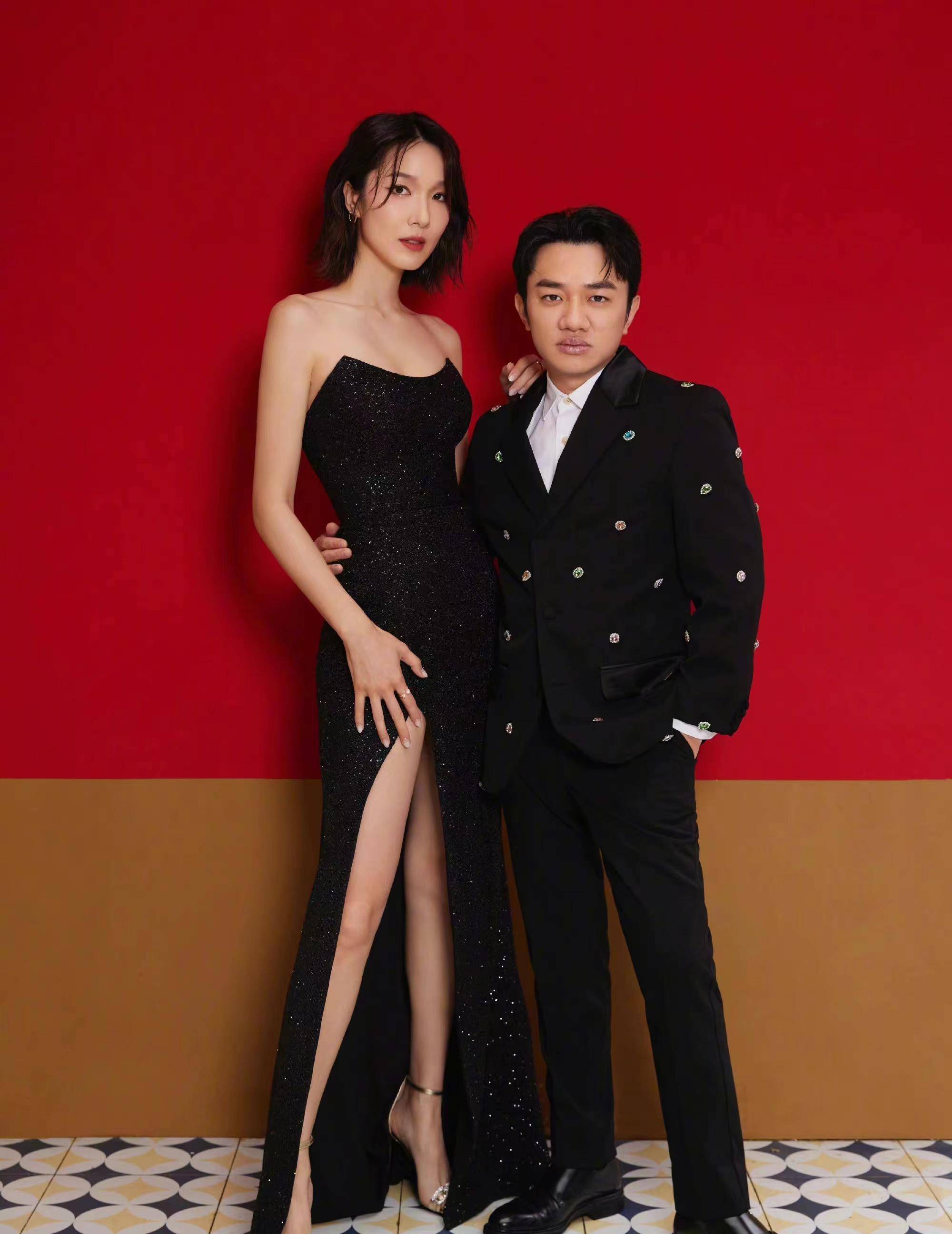 毫不避讳与丈夫展示最萌身高差,一袭高开叉长裙大秀美腿,慕了_李亚男