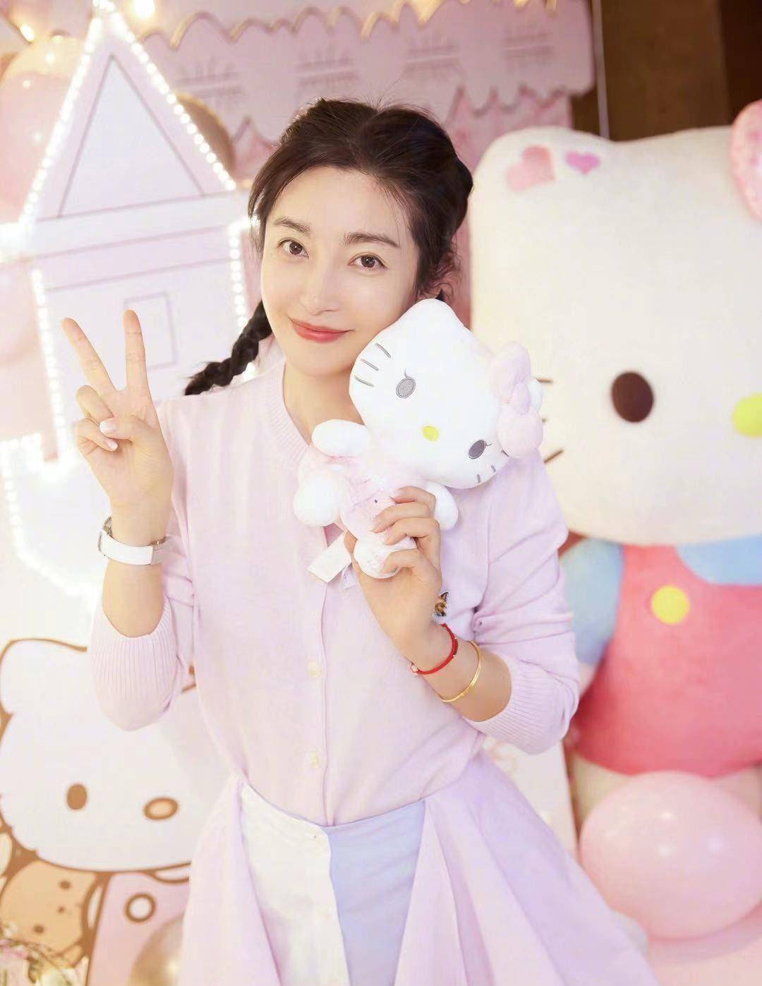 李冰冰生日会穿搭真心减龄,满满的少女风_粉色_紫色_发型