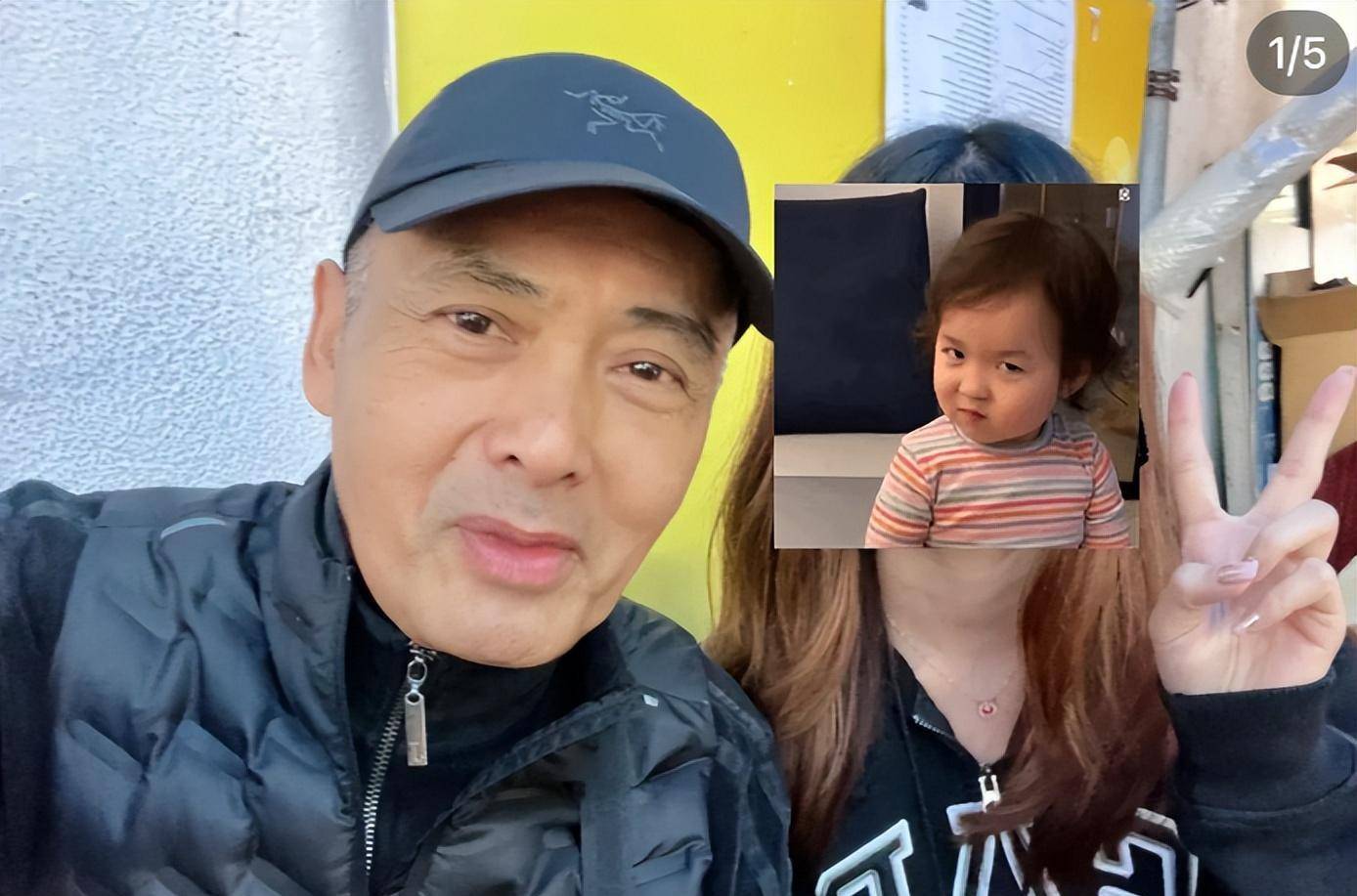 前阵子,有网友晒出了她和周润发吃饭时偶遇的合影,照片里的发哥两鬓斑