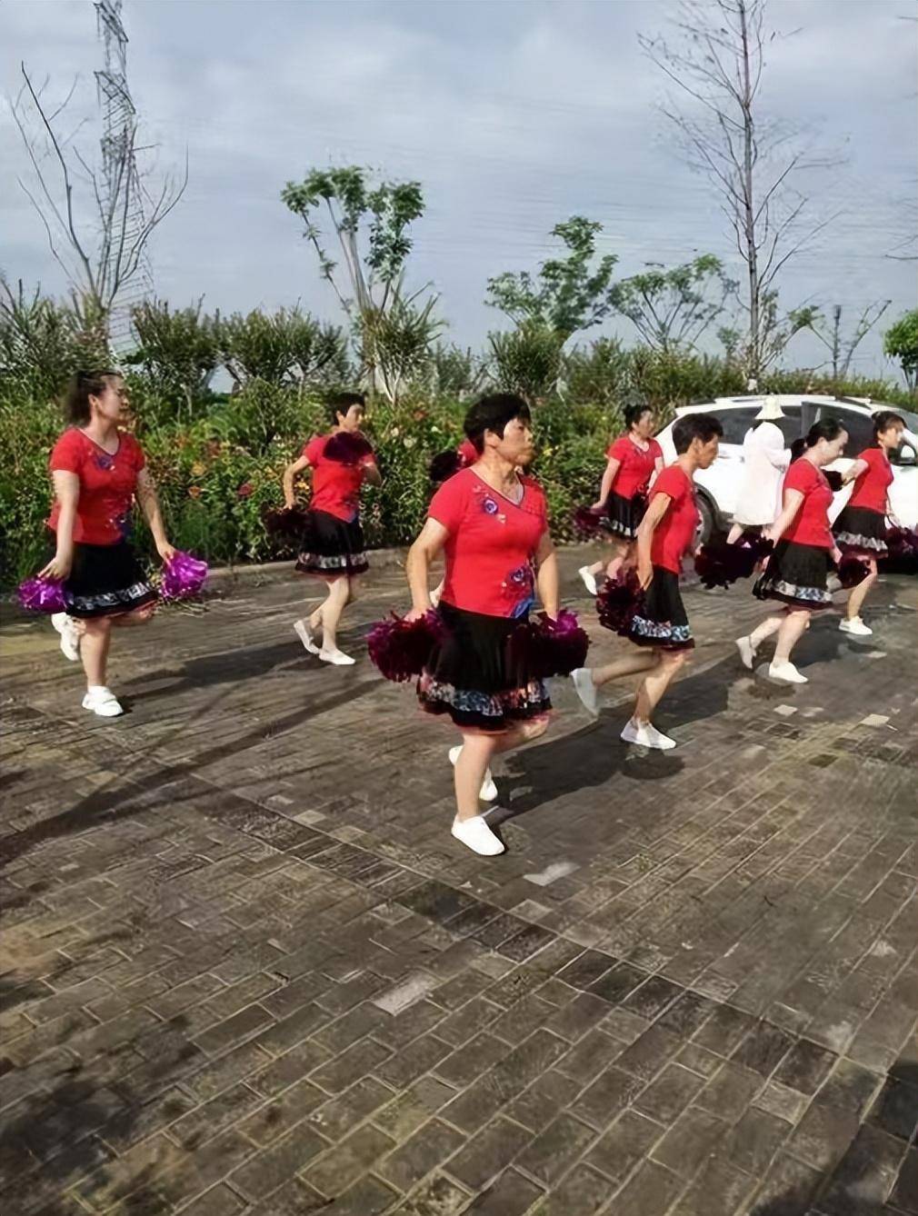 辽宁沈阳,公园里群魔乱舞乱象被重视,"大爷身上挂大妈"成绝唱_健身