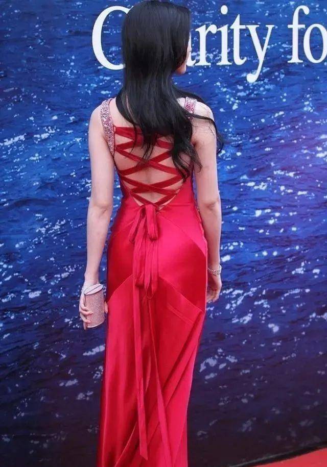 刘亦菲身材真好,穿低胸裙露一半,35岁别有韵味_礼服_气质_红色