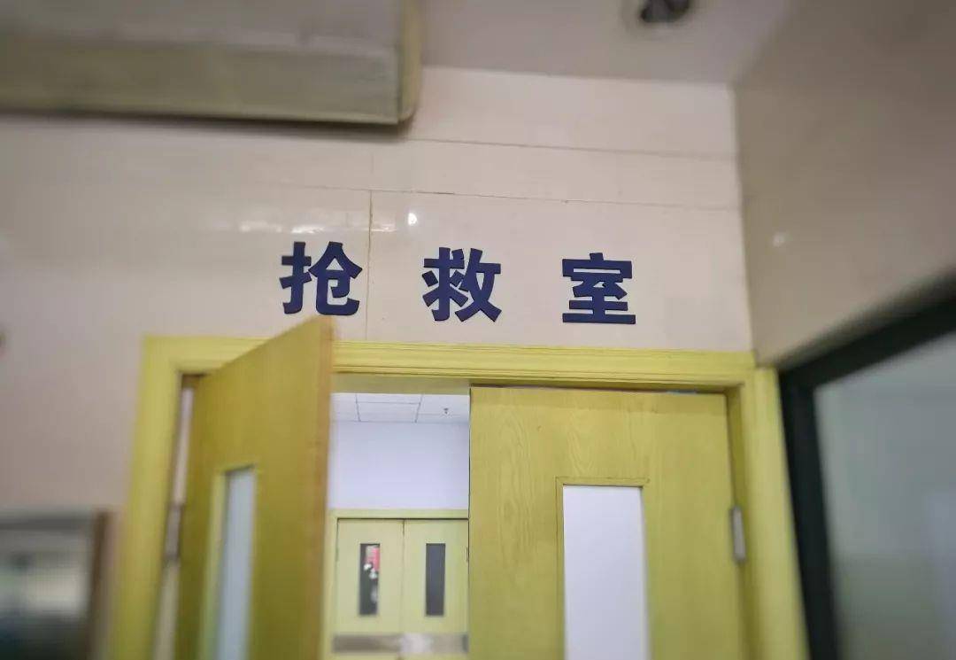 来不及思考,白先生马上夺门而出,焦急的在抢救室门口徘徊.