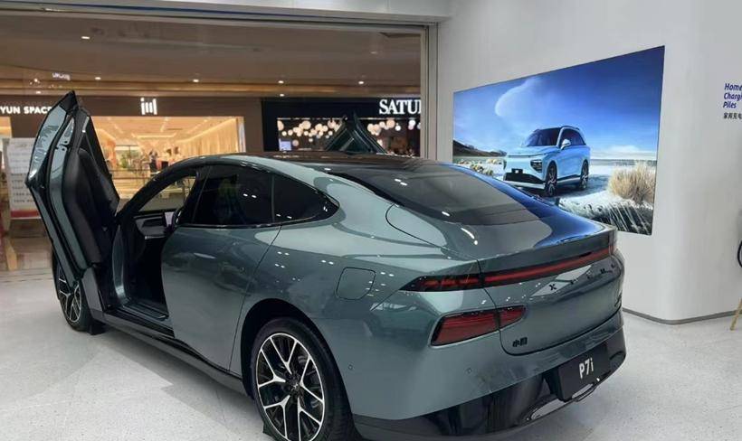 全新小鹏p7i到店,"星际绿"配色 剪刀门,外观更帅气,3.