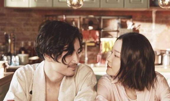 珊珊属于第二种女人,其实她就曾经有过一段同居恋情,但这并不代表她是