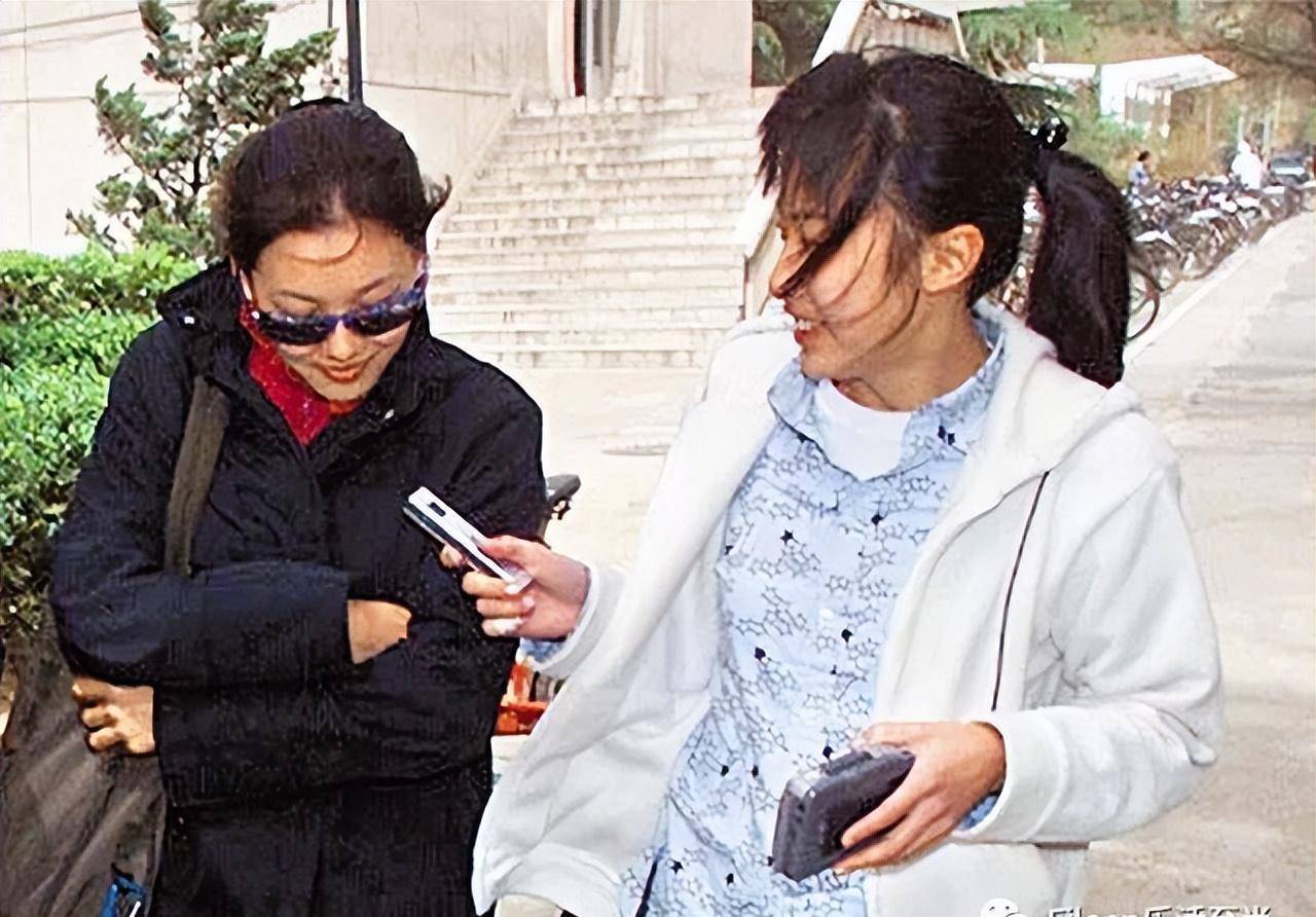 伏明霞和坎比坎比的交际能力不行,连叶静子都拉下他当了朋友.