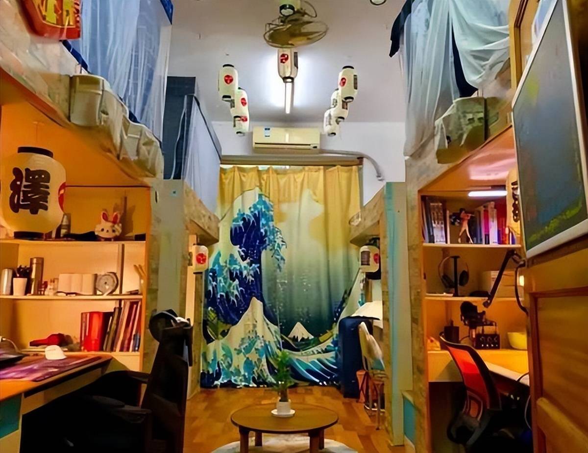 女大学生的寝室照走红,同龄人羡慕家长愤怒,难怪生活费总不够用_同学
