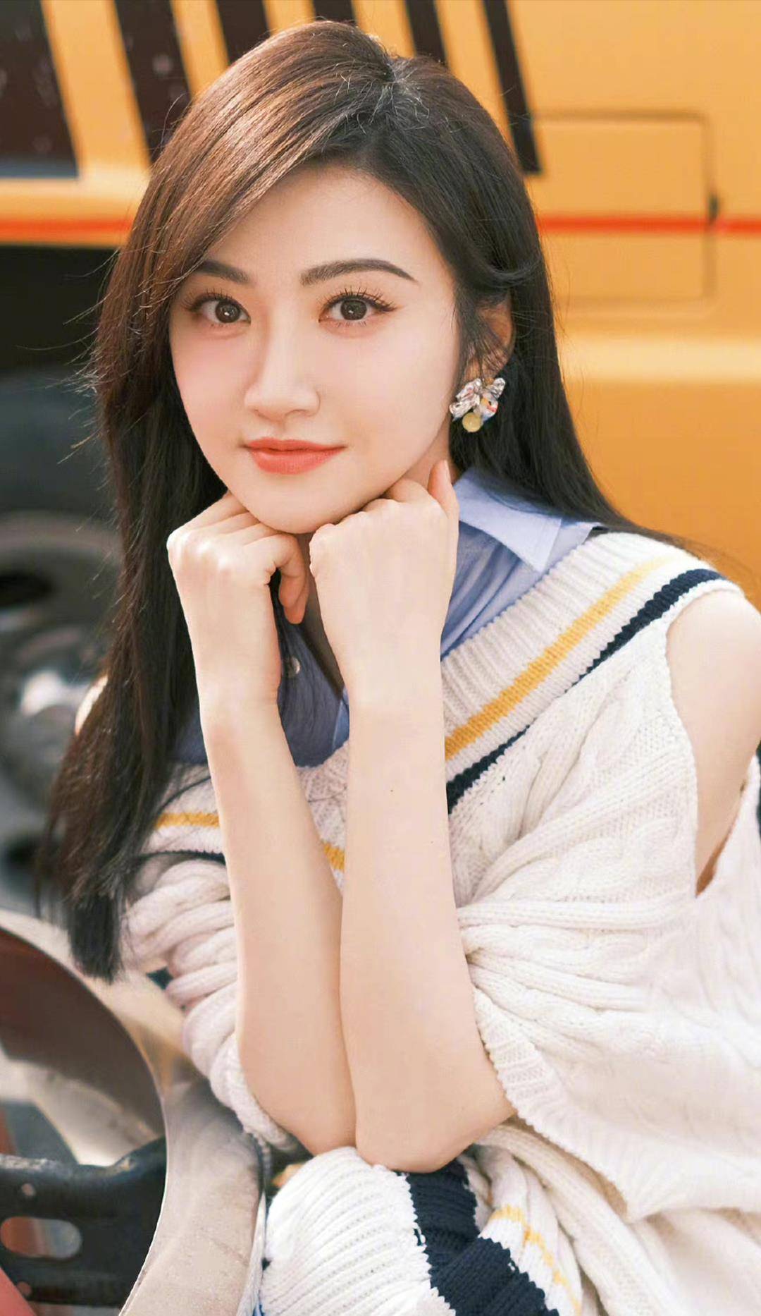 景甜皮肤真白,大眼睛长睫毛,鲜红的嘴唇,纤细白皙的臀部,性感_代表