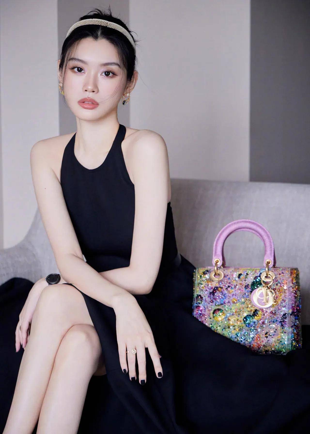 34岁奚梦瑶越来越大胆,穿气质半优雅礼服,身材丰腴好有料_款式_褐色