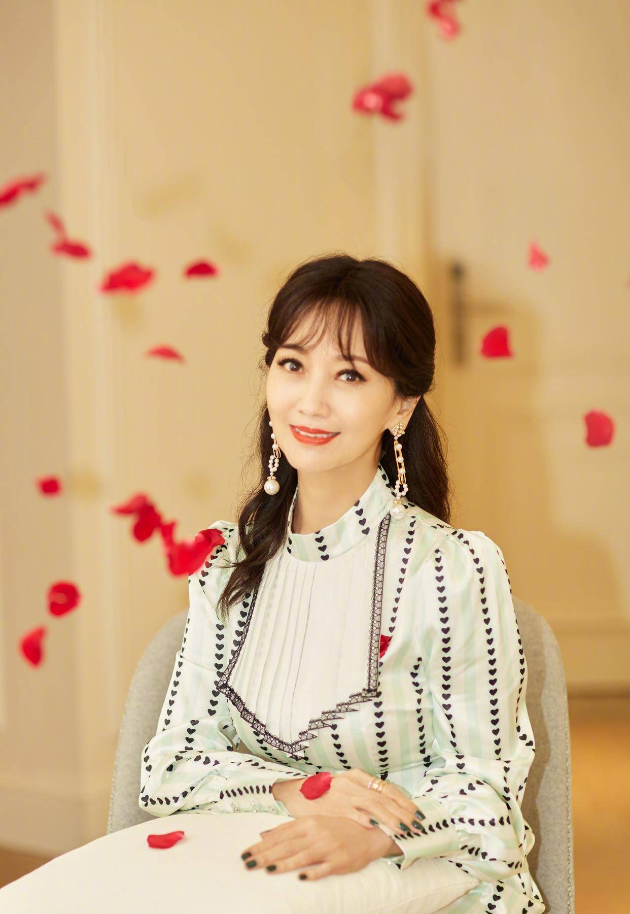 67岁赵雅芝古装造型生图曝光,面部松弛颈纹明显,与精修图判若两人