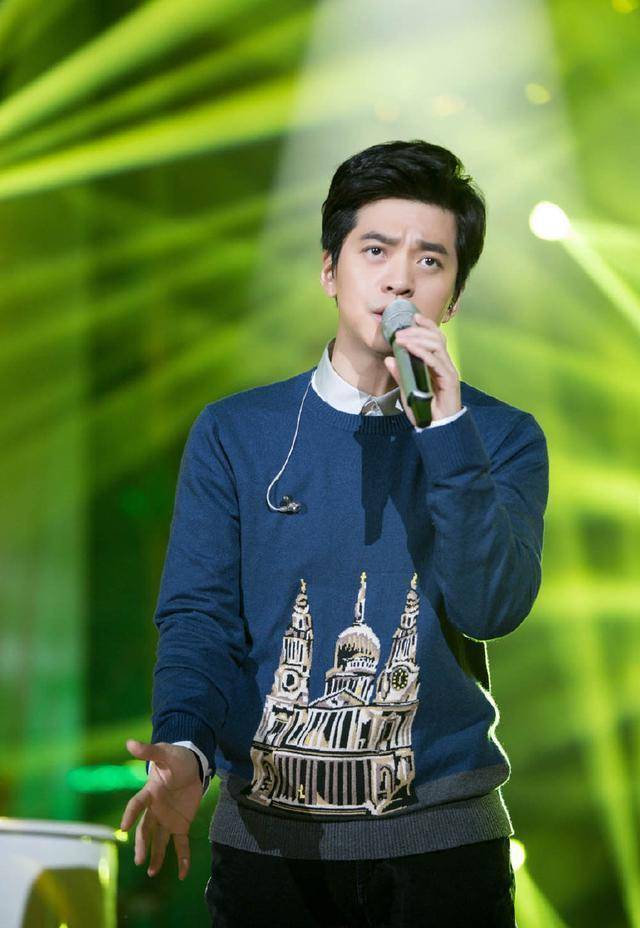 李健39岁妻子是清华博士,高中一见钟情,曾n次被星探拦截拍mv_生活