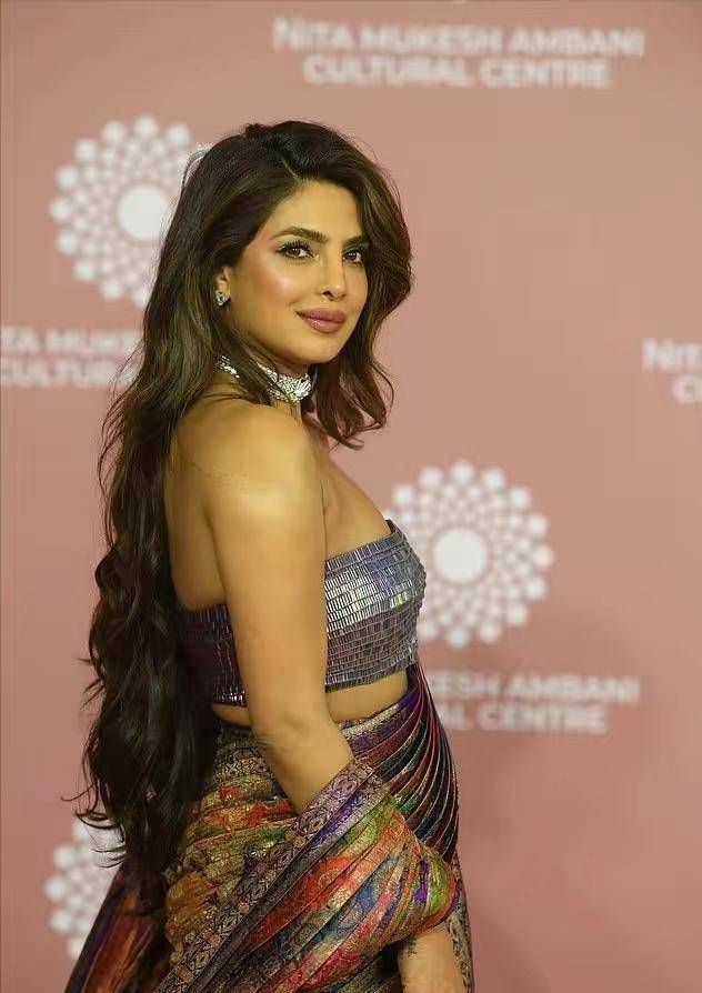 当天现身红毯时,朴雅卡·乔普拉还带着他的名媛老公.