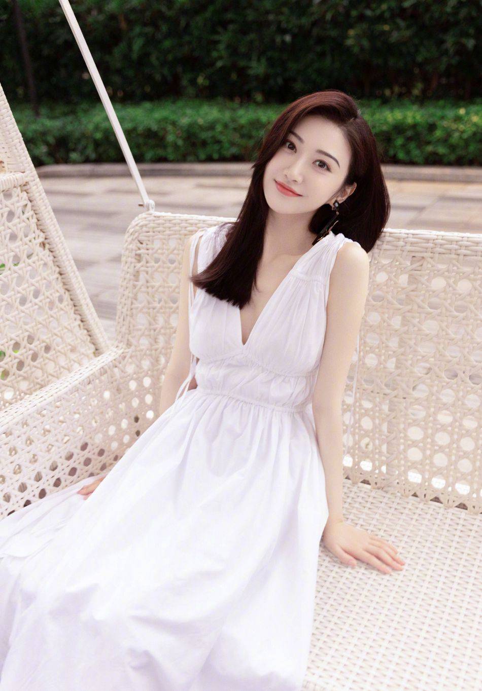 景甜清新白裙户外优雅甜美写真,完美无瑕,诠释生命的美好!