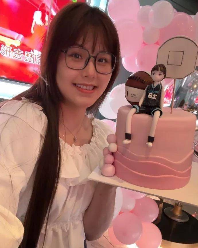 中国女篮"女版姚明"李月汝:我的24岁也要成为勇敢且