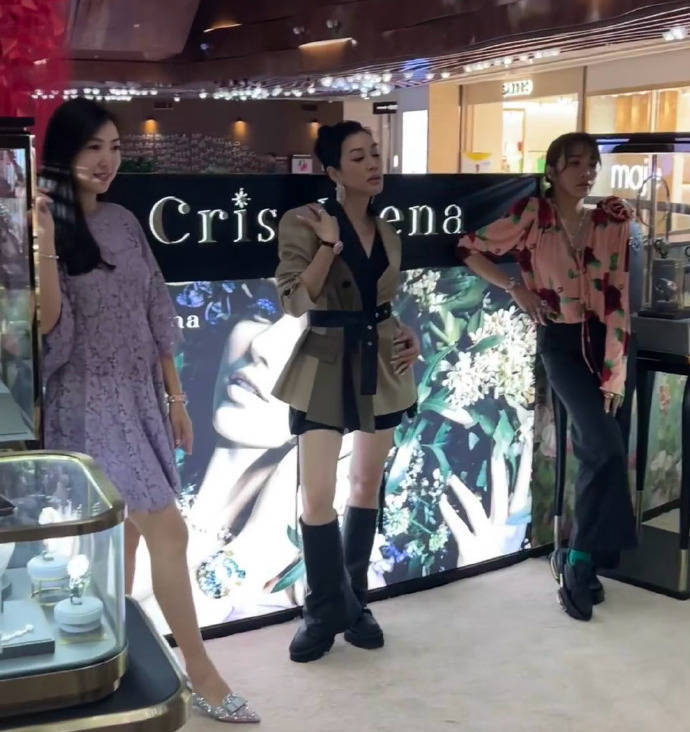 钟丽缇香港活动无人围观 穿短裙秀长腿卖力凹造型-搜狐大视野-搜狐新闻