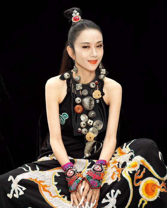 63岁杨丽萍吃鸡肉火锅!