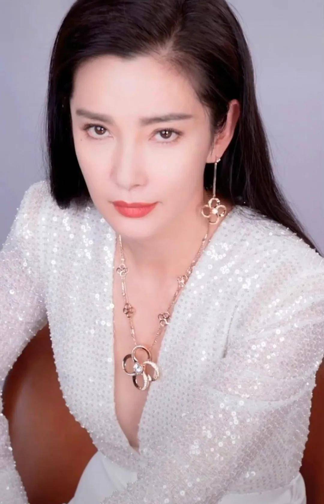 李冰冰穿着暴露被举报?一看图片我傻了,这不是女明星标配服装?