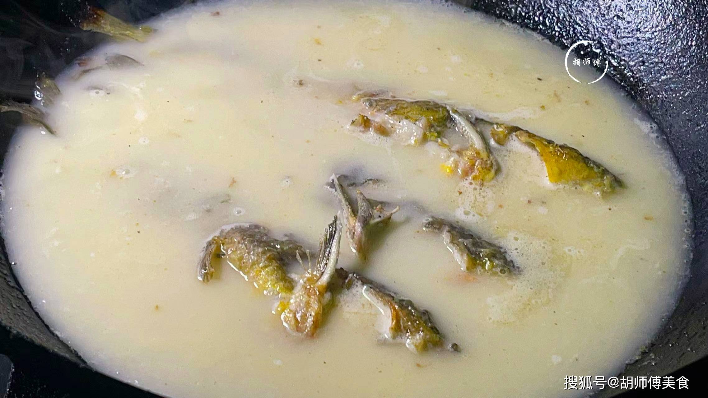 第五步:将少许食盐,鸡精,胡椒粉,高草芯全部放入到锅中,大火将高草芯