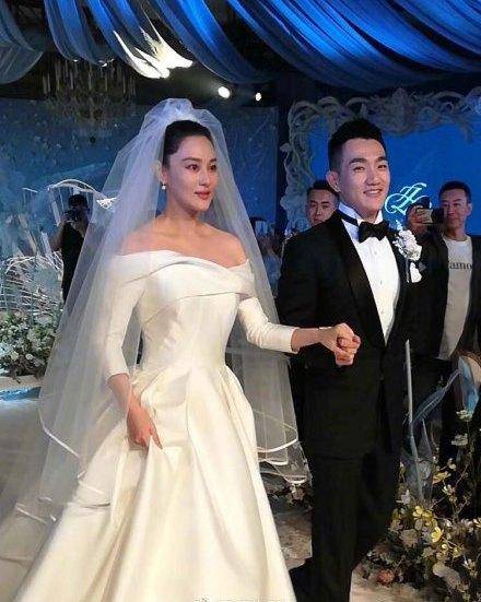 一條結婚的消息,引爆了輿論,她的丈夫何捷竟然是根正苗紅的軍三代