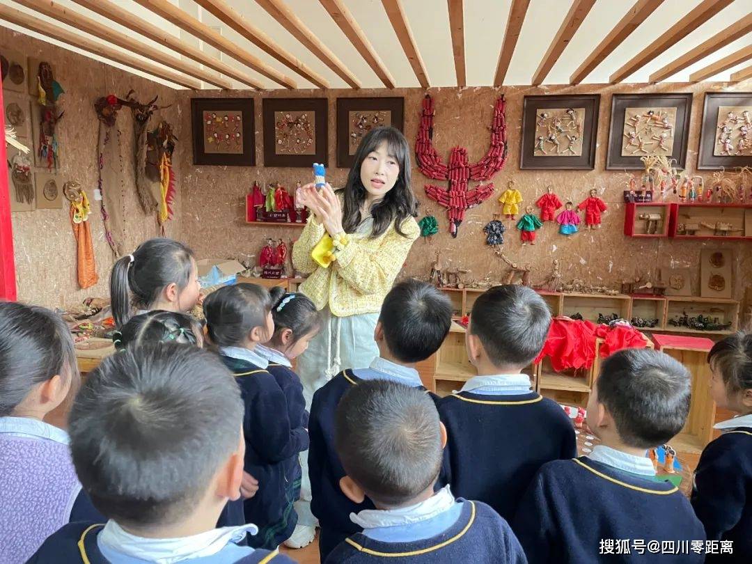 排著整齊的隊伍返回幼兒園~畫筆有痕繪一幅小學