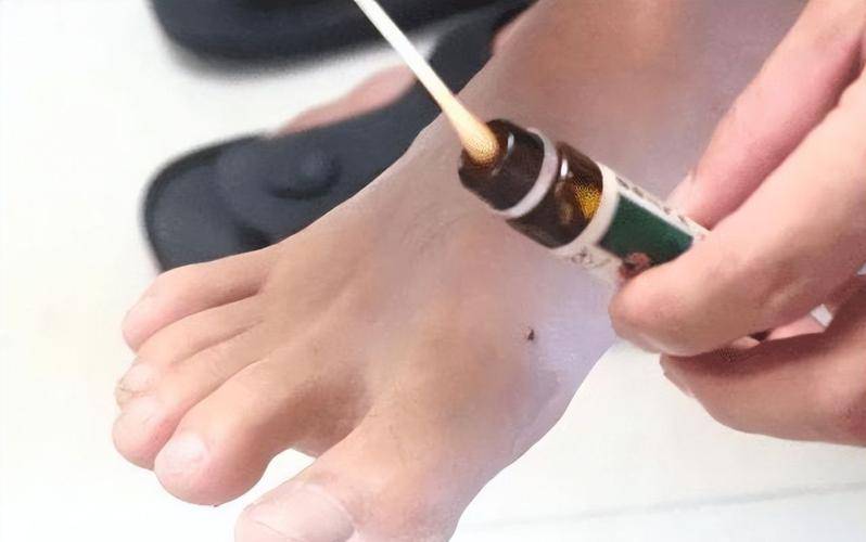 洗完脚后,睡前将藿香正气水涂抹在脚底,或可以改善这6个症状_睡眠
