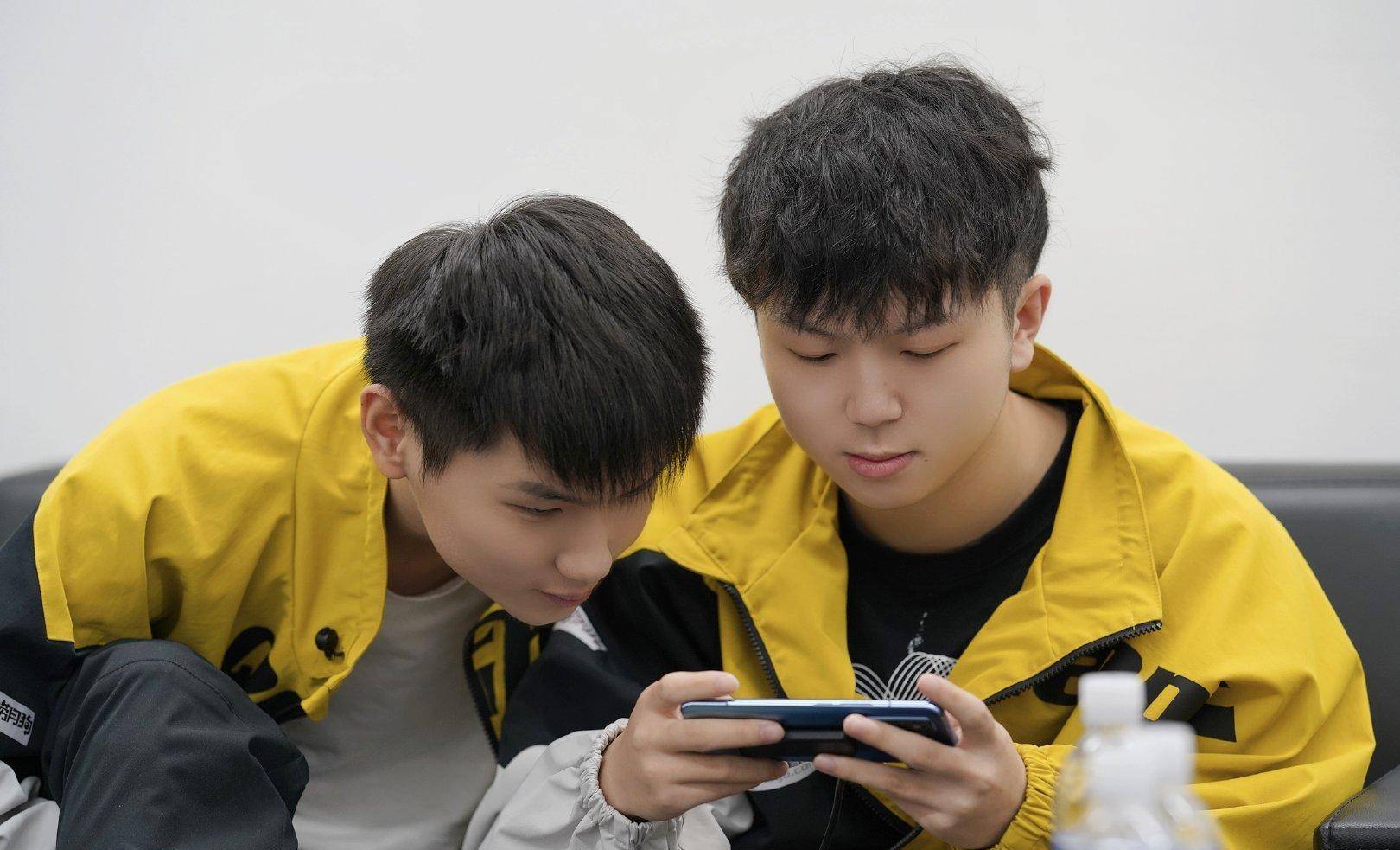 gemini称qg刺痛只能打射手,妖刀是个摇摆位,更适合首发_qghappy_位置