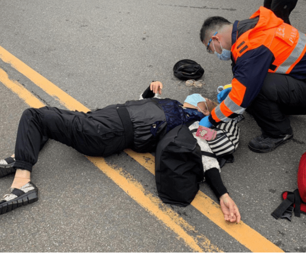 62岁女星殡仪馆前遭遇车祸,现场照曝光,被车撞飞头部着地