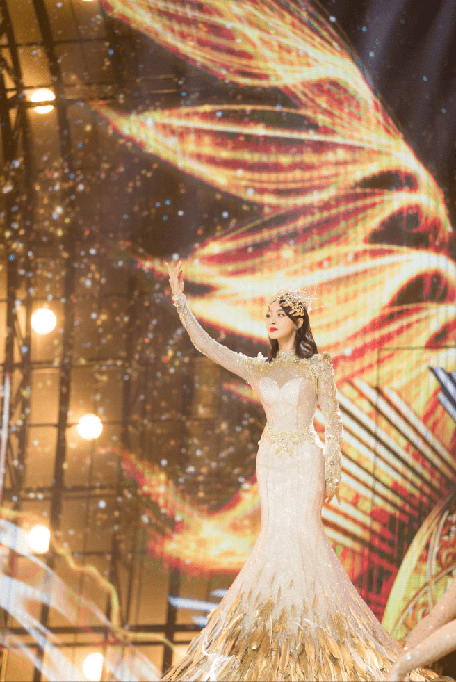 历届金鹰女神造型旧照,刘亦菲最清纯,赵丽颖最美,迪丽热巴惊艳_礼服