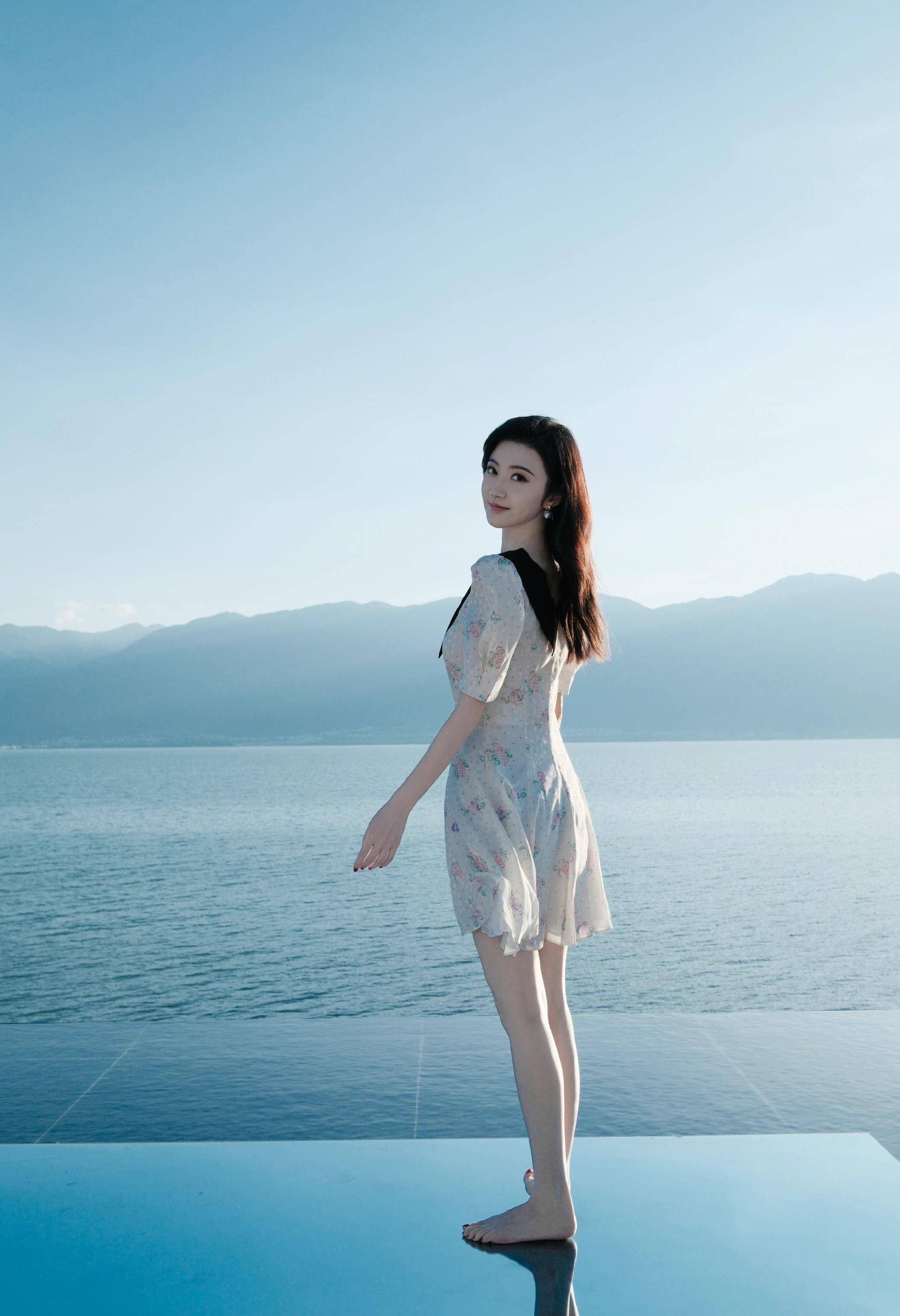 明星写真景甜白色碎花短裙美拍肤如凝脂美腿修长尽显好身材