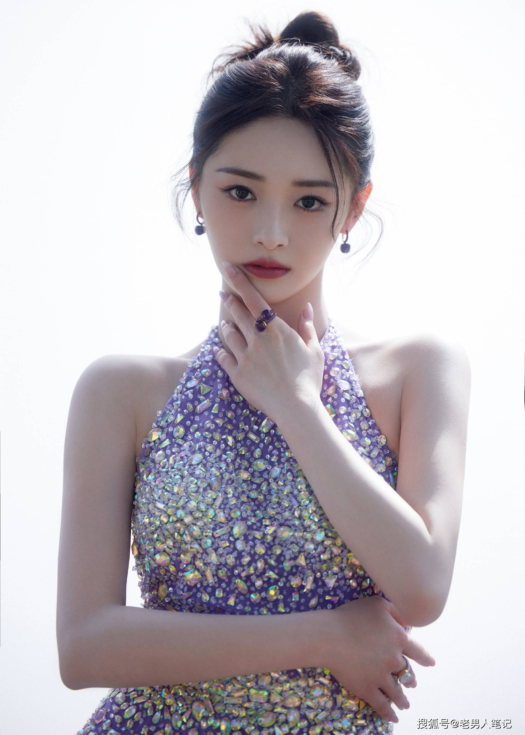 周洁琼紫色闪钻纱裙,红唇美背,闪耀吸睛_造型_时尚_长裙