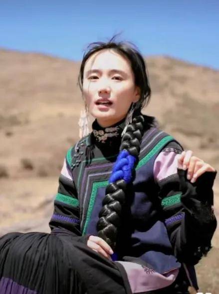 李亚鹏小娇妻带1岁女儿回老家,母女穿彝族服装,带哭腔宣传家乡_哈金