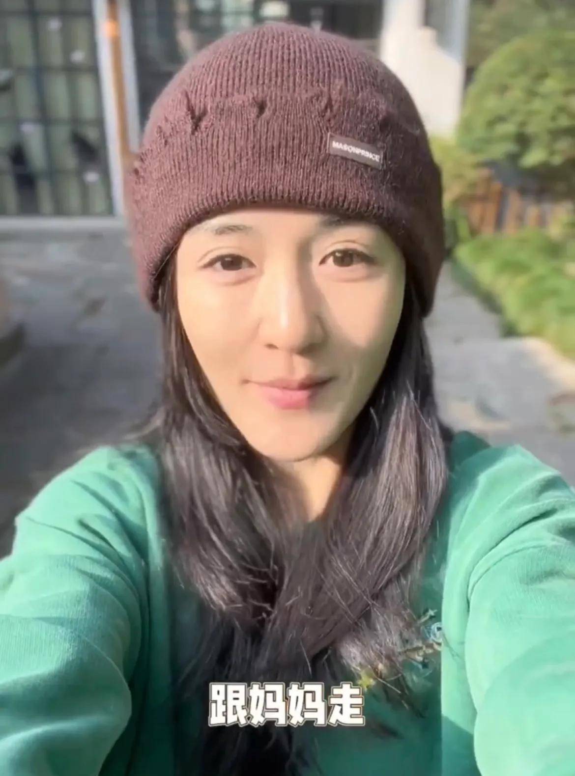 谢娜带仨女儿游船超温馨,跳跳俏俏歌声不断,1岁小咘芽发量优越_妈妈